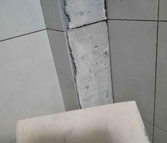 翠峦瓷砖空鼓维修公司分享下厨房瓷砖脱落的补救措施。